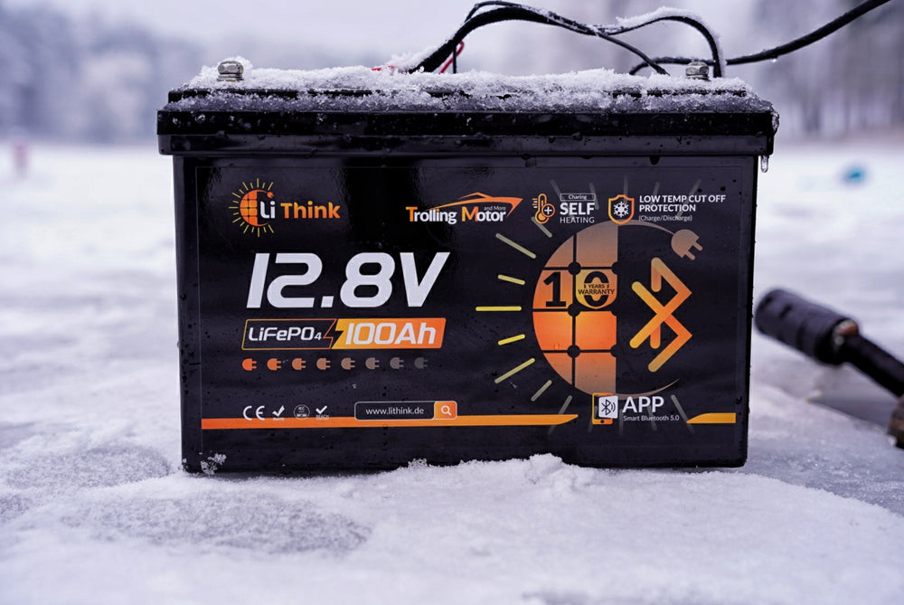 LiThink 12,8 V 100 Ah Batterie im Schnee beim Eisangeln