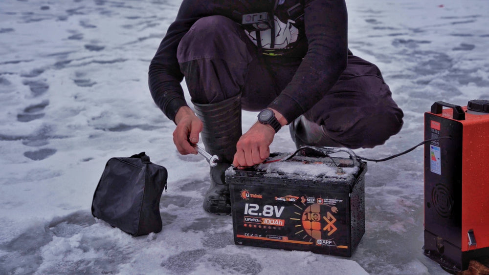 Angler schließt die LiThink Batterie auf dem Eis an