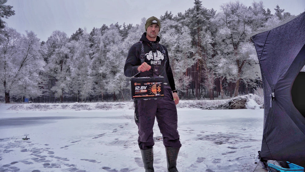 Winterangler mit LiThink Batterie auf einem zugefrorenen See