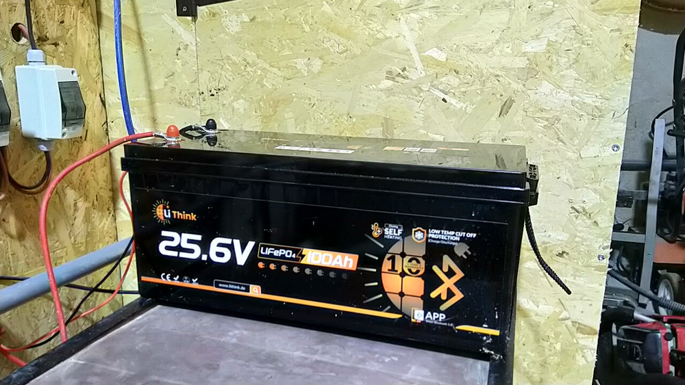 LiThink 25,6 V 100 Ah LiFePO4-Batterie in einer Finca-Werkstatt