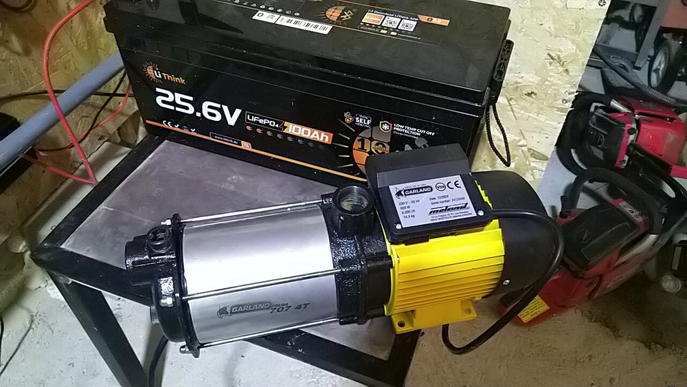 LiThink Batterie zusammen mit einer Wasserpumpe in der Werkstatt