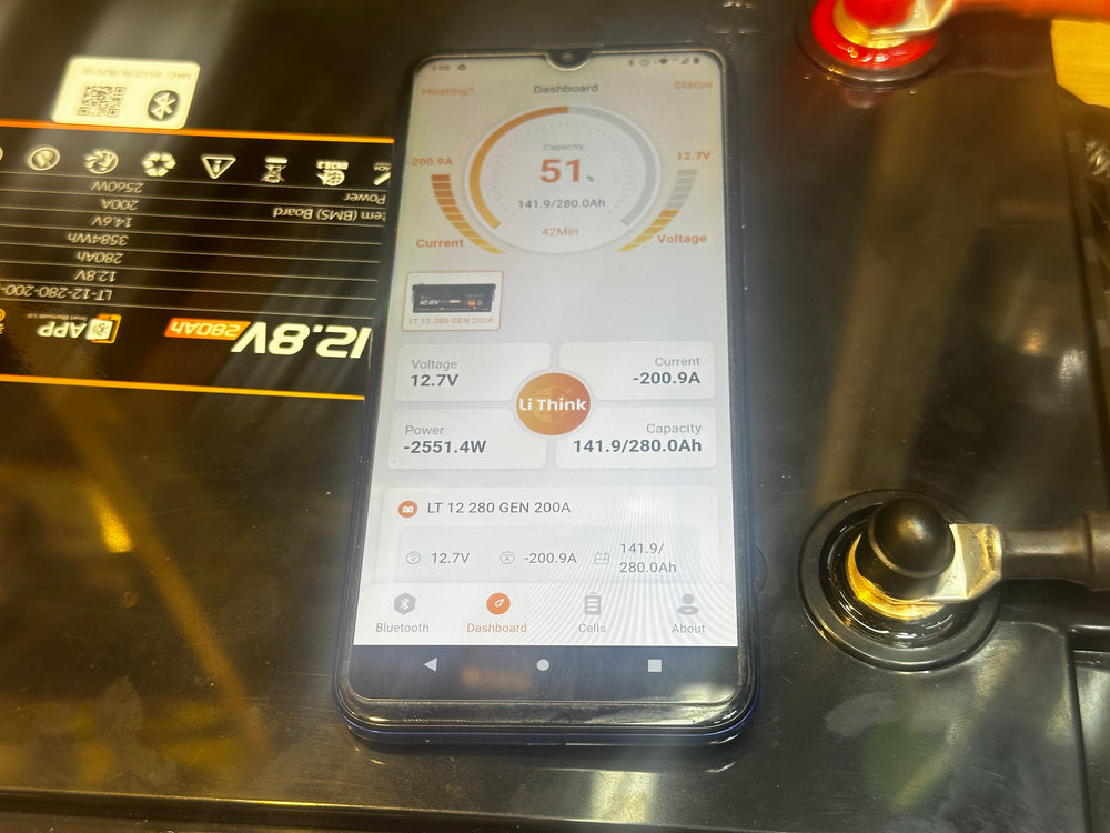 LiThink App zeigt die Messwerte einer 12,8 V 280 Ah Batterie