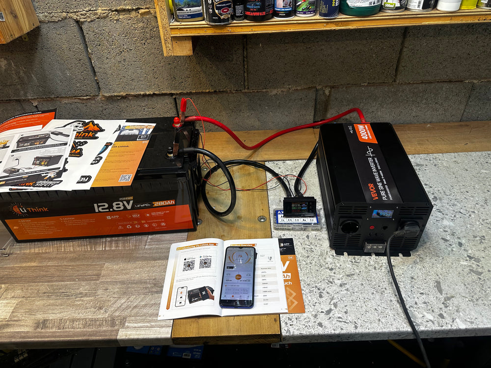 LiThink Batterie mit Wechselrichter und Messgeräten in einer Werkstatt